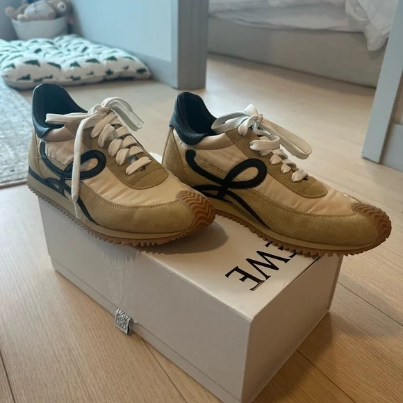 Loewe Tan and Black Sneakers Retro-Inspired Design - Picture 2 of 5